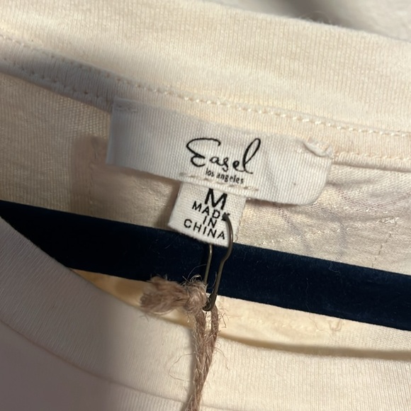 Easel size medium NWT tee - Picture 4 of 9